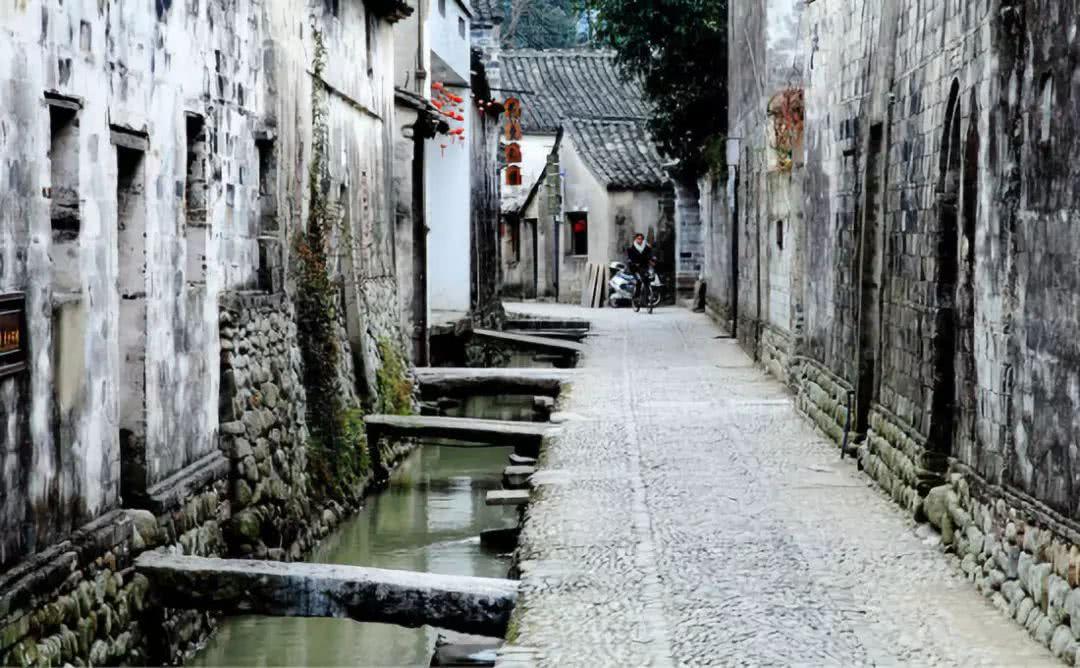匆忙离开